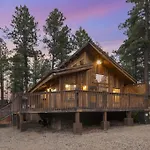King Bed, Hot Tub, Fast Wifi